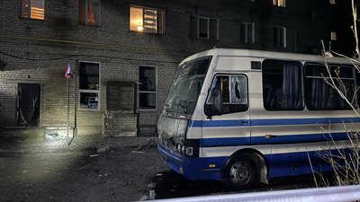 Наслідки удару БпЛА "Молнія" по багатоповерхівці та маршрутці у Миколаєві