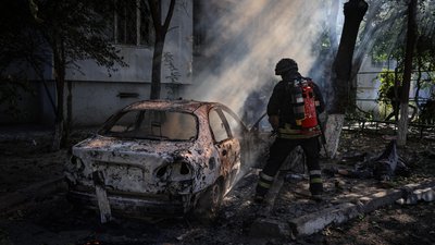Обстріли Херсона, ДСНС, авто, рятувальник