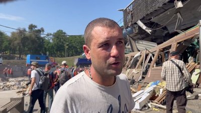 Прибирають сміття та оцінюють пошкодження. Що відбувається на місці ракетного удару по Дніпру Прибирають сміття та оцінюють пошкодження. Що відбувається на місці ракетного удару по Дніпру