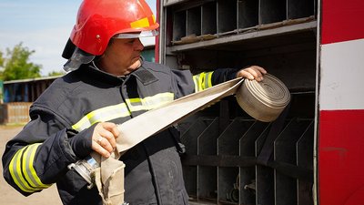 Рятувальники стоять біля спецтехніки