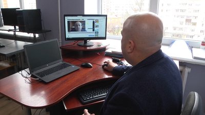 Дистанційне навчання доступне для кожного: вчитель з Хмельницького вчить новаціям через YouTube