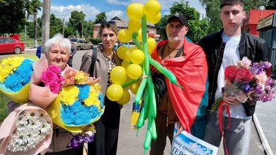 Зустріли звільненого полоненого Володимира Резніченка