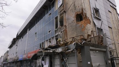 Рік тому росіяни обстріляли Центральний ринок у Чернігові: як вдалося вижити охоронцю та як відновлюють ринок Рік тому росіяни обстріляли Центральний ринок у Чернігові: як вдалося вижити охоронцю та як відновлюють ринок