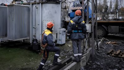 Енергетики поруч із трансформатором