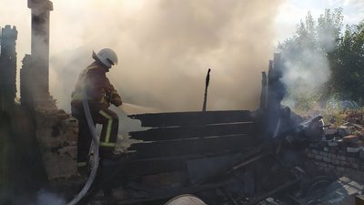 У Конотопі на Сумщині горів приватний будинок. Господар - у лікарні з опіками У Конотопі на Сумщині горів приватний будинок. Господар - у лікарні з опіками