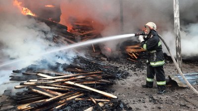 Пожежу на складі з деревиною у Харкові гасили 19 годин