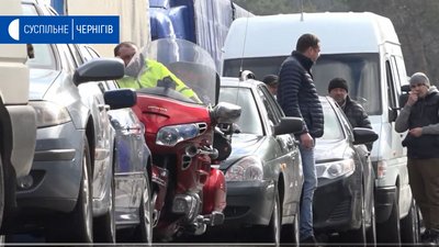 Півдоби у пункті пропуску Нові Яриловичі не пропускали людей і транспорт: в чому причина
