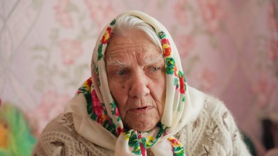 Вперше побачила відбудовану хату: у 90-річний ювілей жителька Чернігівщини повернулася додому Вперше побачила відбудовану хату: у 90-річний ювілей жителька Чернігівщини повернулася додому
