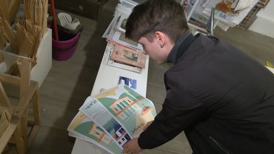 Щоб підтримати ЗСУ: школяр із Черкас створює листівки та постери з видатними місцями області Щоб підтримати ЗСУ: школяр із Черкас створює листівки та постери з видатними місцями області