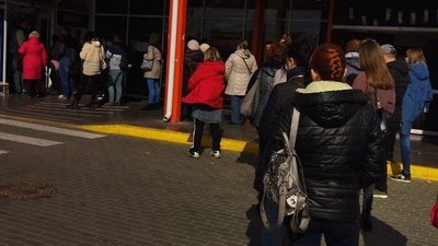Черги за вакцинами та на зупинках транспорту. Як минув другий день у "червоній" зоні карантину Черги за вакцинами та на зупинках транспорту. Як минув другий день у "червоній" зоні карантину