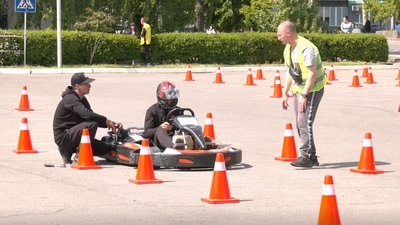 Щоб підтримати підлітків: у Черкасах організували змагання з картинг-слалому Щоб підтримати підлітків: у Черкасах організували змагання з картинг-слалому