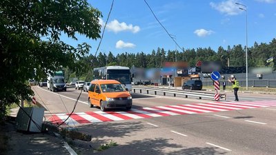 впала електроопора, Станишівка, міжнародна дорога,  патрульні