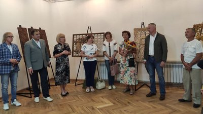 "Відкритий портал": у Тернополі діє виставка дерев'яних скульптур Василя Петровського