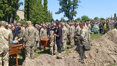 На Тернопільщині прощаються із загиблими військовослужбовцями На Тернопільщині прощаються із загиблими військовослужбовцями