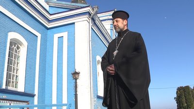 Літня волинянка в'яже теплі шкарпетки солдатам і передає записки на передову Літня волинянка в'яже теплі шкарпетки солдатам і передає записки на передову