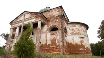 Встановили дзвіницю, паркан і висадили дерева: пенсіонер з Чернігівщини продав батьківську хату, щоб відбудувати церкву Встановили дзвіницю, паркан і висадили дерева: пенсіонер з Чернігівщини продав батьківську хату, щоб відбудувати церкву