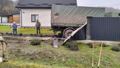 У Сокиричах на Волині вантажівка протаранила паркан приватного будинку