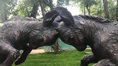 У Чернігові на Вал вже привезли скульптуру з двома цапками для майбутнього фонтану