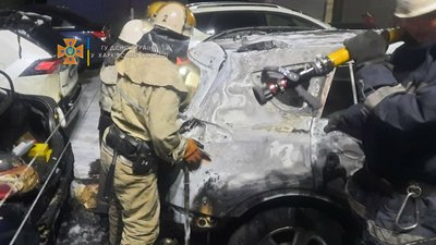 Вогонь пошкодив шість машин на автостоянці в Основ'янському районі Харкова