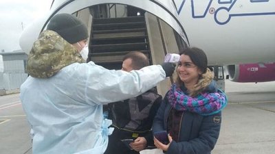 Пасажирам з Італії вимірюють температуру
