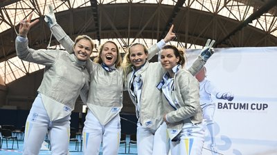 Збірна України в складі Ольги Харлан, Юлії Бакастової, Аліни Комащук і Олени Кравацької після здобуття "бронзи" на етапі Кубка світу в Батумі Збірна України в складі Ольги Харлан, Юлії Бакастової, Аліни Комащук і Олени Кравацької після здобуття "бронзи" на етапі Кубка світу в Батумі