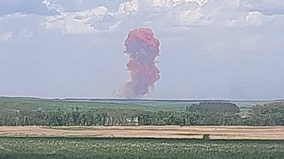 Жителі Донеччини бачать дим від вибуху на Харківщині: російські окупанти влучили у склади з селітрою