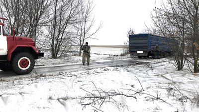Рятувальники допомагають відбуксирувати вантажівки Рятувальники допомагають відбуксирувати вантажівки