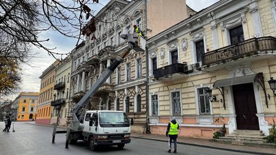 На Приморському бульварі в Одесі встановлюють новорічну ілюмінацію На Приморському бульварі в Одесі встановлюють новорічну ілюмінацію