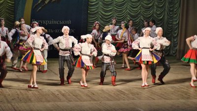 Кожен колектив представляє по кілька танців, які властиві саме для їхнього регіону. Фото: Суспільне. Поділля.