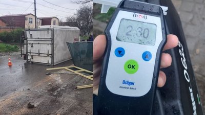 В Одесі вантажівка зіштовхнулася з кіоском і перекинулася