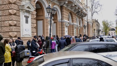 В Одесі за день розкупили тисячу марок "Русскій воєнний корабль". ФОТО В Одесі за день розкупили тисячу марок "Русскій воєнний корабль". ФОТО