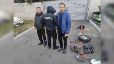 Викрадали акумулятори та магнітоли з вітчизняних авто: на Чернігівщині поліція викрила двох чоловіків