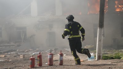 Два БпЛА вдарили по дитячому садку в центральній частині Сум: під завалами знайшли тіло жінки