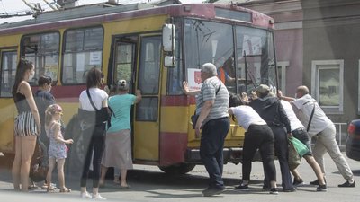 У центрі Чернівців пасажири штовхали тролейбус, який зупинився посеред дороги