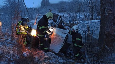 Автівка в'їхала в дерево: на Вінниччині у ДТП загинули двоє людей Автівка в'їхала в дерево: на Вінниччині у ДТП загинули двоє людей