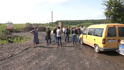 Жителі 2 прикарпатських сіл протестують проти будівництва свиноферми Жителі 2 прикарпатських сіл протестують проти будівництва свиноферми