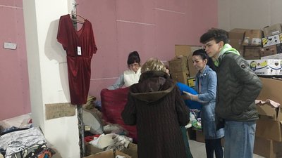 "Взуття, одяг, продукти". Як працює пункт допомоги для переселенців у Вінниці