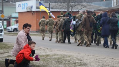 "Мав стати офіцером": в Охтирці Сумської області попрощалися із 26-річним Едуардом Пушкарем "Мав стати офіцером": в Охтирці Сумської області попрощалися із 26-річним Едуардом Пушкарем