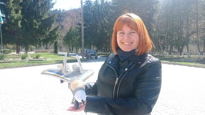Майстриня з Тернопільщини зробила паперовий макет літака для "Привида Києва"