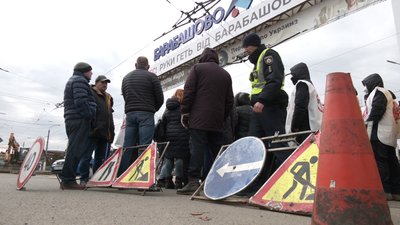 Не давали відремонтувати рейки: у Харкові підприємці “Барабашово” пікетували роботу комунальників Не давали відремонтувати рейки: у Харкові підприємці “Барабашово” пікетували роботу комунальників