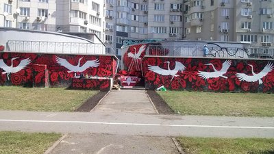 У Києві з’явився 70-метровий патріотичний мурал із символічними птахами