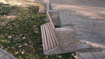 У Кропивницькому сквері "Центральний" невідомі вночі перекинули 13 лавок