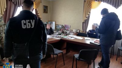 На Полтавщині двох депутатів затримали за вимагання понад 39 тисяч доларів