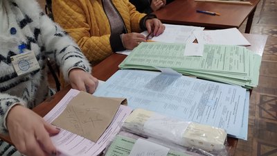 Дільнича комісія підраховує пусті бюлетені, які залишились на дільниці Дільнича комісія підраховує пусті бюлетені, які залишились на дільниці