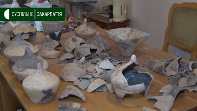 Шматки кахлю знайшли в підвалі під час розкопок Невицького замку Шматки кахлю знайшли в підвалі під час розкопок Невицького замку