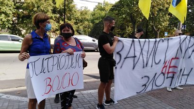 У Миколаєві люди вимагають звільнити затриманих у справі про напад на автобус У Миколаєві люди вимагають звільнити затриманих у справі про напад на автобус