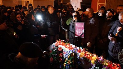 У річницю затримання підозрюваних у справі Шеремета на Банковій "ховали правосуддя". Фоторепортаж