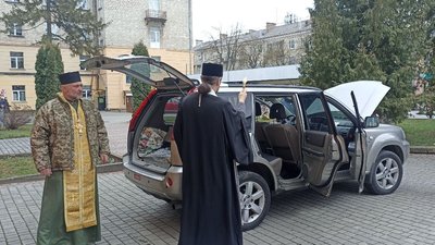 Священники освячують авто для бійців у Тернополі Священники освячують авто для бійців у Тернополі