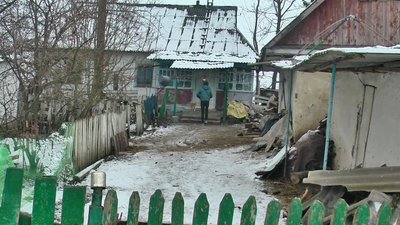 Мати утікачка: на Хмельниччині двоє підлітків залишились без батьків та соцдопомоги
