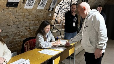 Ігор Пасічник реєструє свої дані, щоб проголосувати на виборах ректора